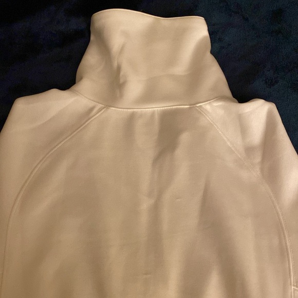 I’m selling this set of new white pant&sweater - Picture 7 of 16